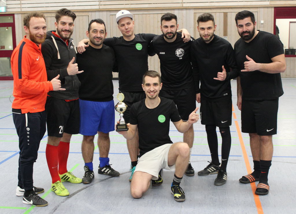 Der FC Sim Snack Partyservice holte als Neuling gleich den Silvester-Cup. Firmenchef Ayhan Simsek hält den Pokal stolz in der Hand.