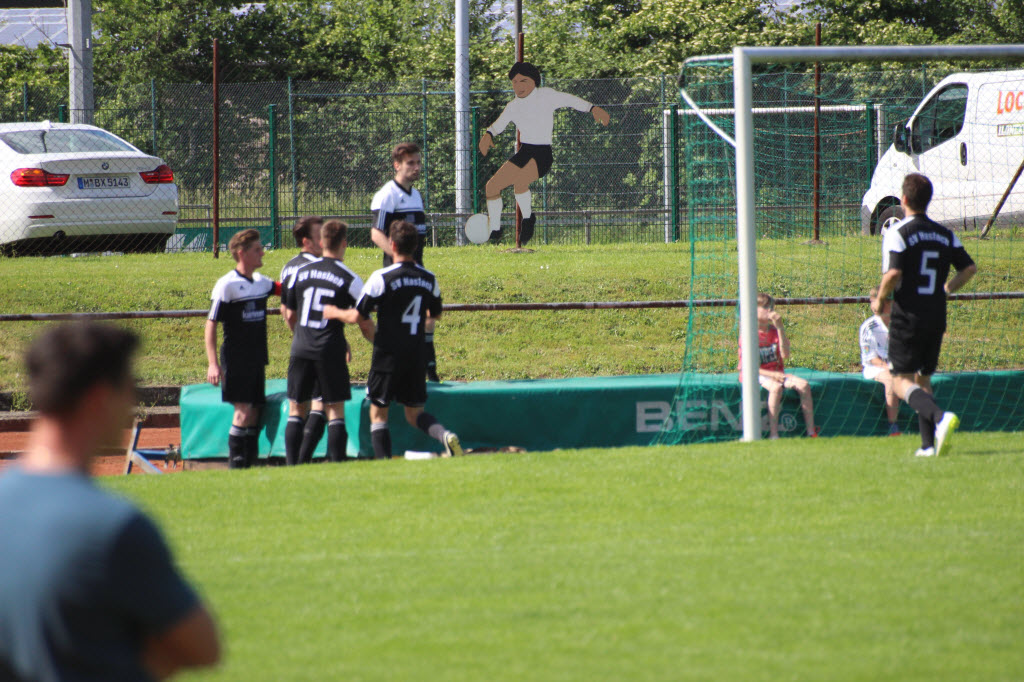 Torschütze Gürkan Balta (auf der Matte) lässt sich feiern. Soeben hat er das 1:0 erzielt.